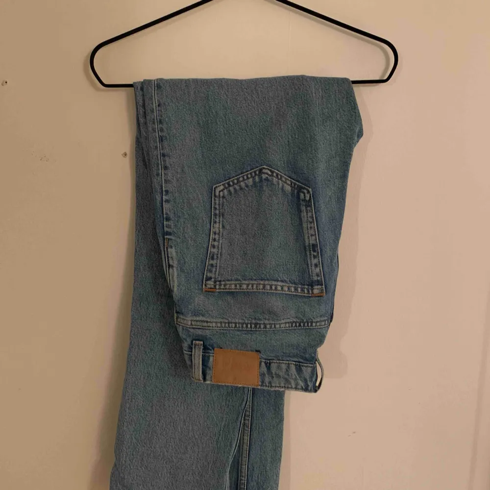 Helt nya byxor från Weekday. De är i rak modell och sitter fint över rumpa, lår. Säljer då jag har långa ben och tycker de blir lite korta på mig. . Jeans & Byxor.