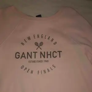 Skön och söt rosa Gant tröja som säljs för att den inte är min stil längre! Köparen står för frakten,annars kan jag mötas upp i Stockholm City eller i Södertälje!