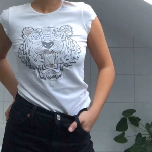  - En skitsnygg t-shirt från Kenzo med deras kända tiger broderad i mitten. 