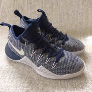  - Nike hypershift. Snygga basketskor, aldrig använda. Storlek: EUR 37,5, 23,5 cm. Köparen står för frakten.