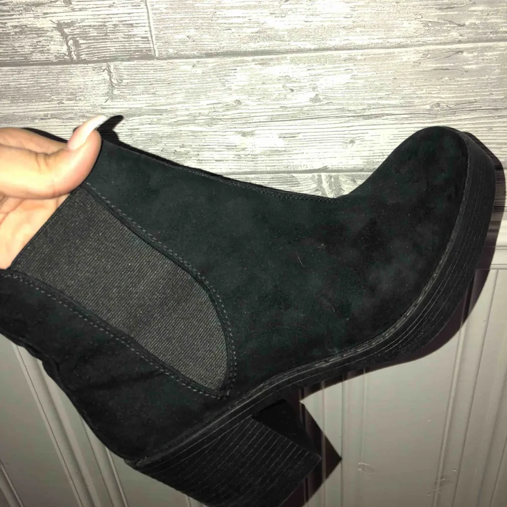 Skit snygga svarta boots men en klack från din sko, använda en gång. 150kr inklusive frakt! . Skor.