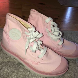  - Ljusrosa palladium, aldrig använda! Nypris 699 men säljer för 150kr med frakt! 