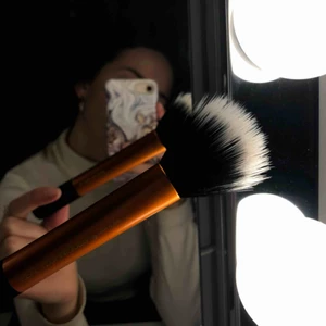  - En SKITBRA real techniques borste!! Jag använder denna varje dag men säljer pga att jag fick denna i present när jag redan hade en. Du betalar för frakt. Helt nytt skick, aldrig använt. Nypris: köpt i 3-pack för 399kr 