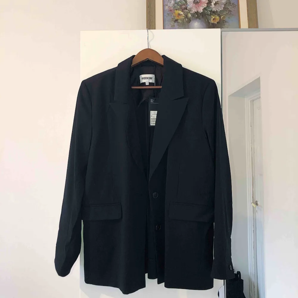 🦋✨Superfin ”piano” blazer från weekday, dock för stor för mig. Den är ej använd, prislappen är kvar. nypris är 700. ✨🦋. Kostymer.