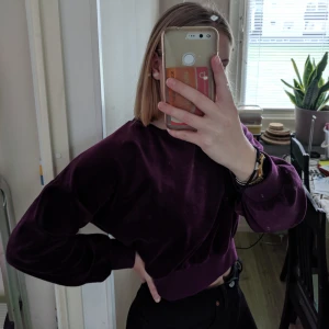  - Knappt använd croppad tröja från bikbok i mörklila:))  sjukt mysig!