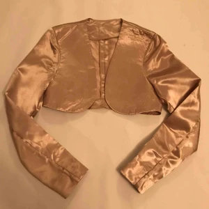  - Bolero glansig mjuk tyg. Elegant.  Xs  Family made