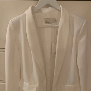  - Helt oanvänd blazer från Nelly, nypris 500