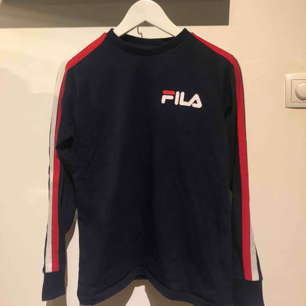 Jättefin tröja från Fila. Köpt på Urban Outfitters. Använd fåtal gånger, storlek XS💙✨. Toppar.