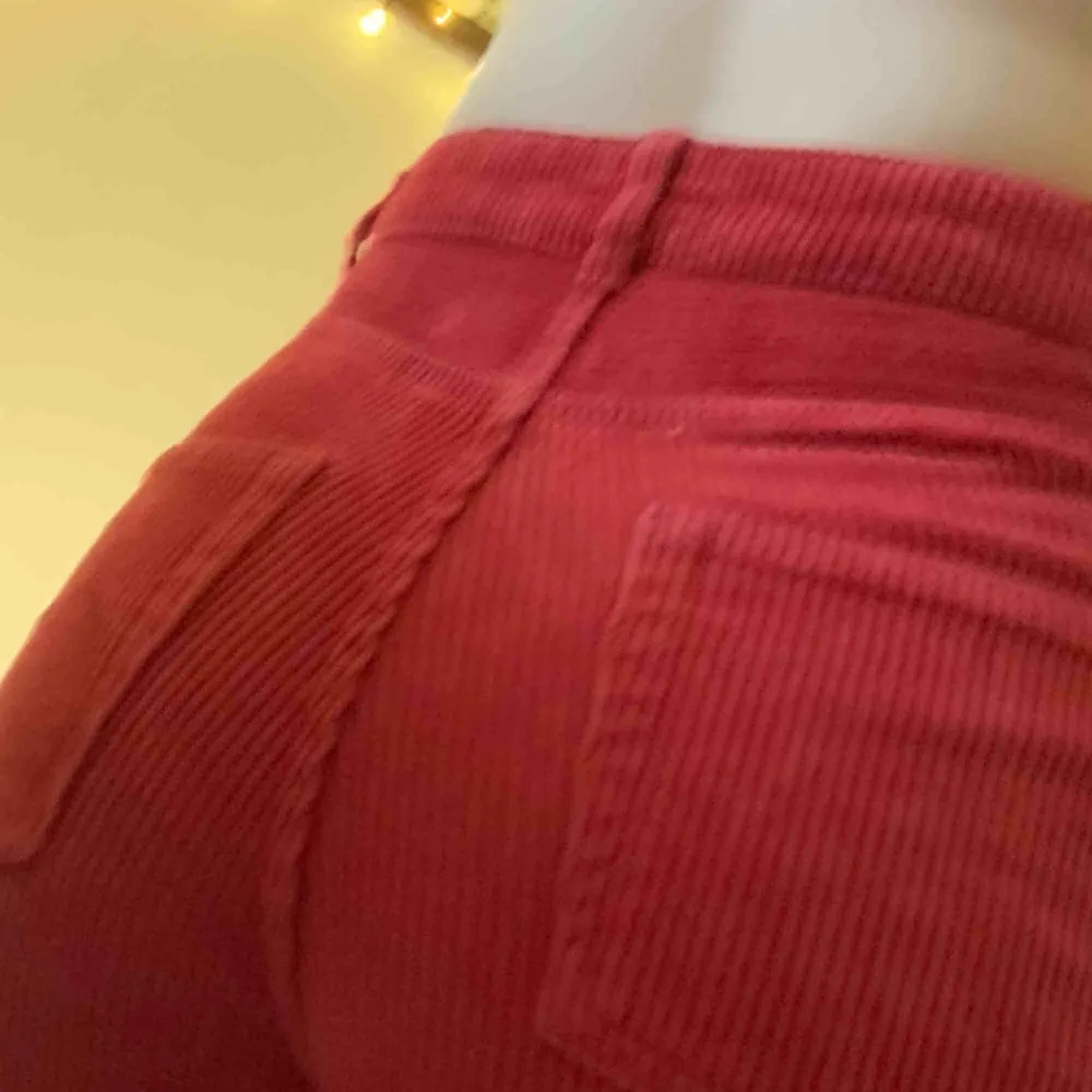 Röda manchester-byxor från Monki i storlek 34. Jag har vanligtvis M i byxor men dessa sitter helt perfekt till en lite mindre midja än rumpa! Priset är utan frakt och kan diskuteras. . Jeans & Byxor.