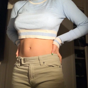 Långärmad croptop - Hyperbekväm croptop köpt i Belgien!! Jättegullig då stylat med ett par ljusa jeans;^)