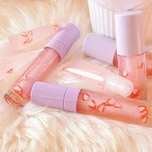 STRAWBERRY LIPGLOSS  - Jordgubb läppglans som ger din läppar ett shimmer. Den är genomskinlig och doftar Jordgubb. Innehåller cocosolja, E vitamin, sweet almond olja. Finns I  Squeeze tuber - 25kr/st, tjocka lila wand tuber- 40kr/st, långa lila wand tuber- 50kr/st. Frakt 15kr. ❌slutsåld- alka wand tuber ❌