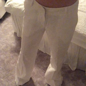 Byxor  - Hejsan💞, nu säljer min vän exat samma byxor igen, som jag har sålt. fast i en mindre storlek💞dem är lågmidjade och sjukt snygga!!! Hon säljer dom för dom har aldrig kommit till användning, tyvärr🥳💕. 💞🥳😁😁. Köptes för 700kr men ni själva får säga ett pris. Så diskuteras det där efter. 100kr eller 400kr ? Säljer dem till den som ger bästa priset 🤩💕