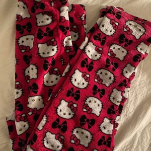 hello kitty fleecebyxor - hello kitty fleecebyxor, insydda så de passar L/M. 300kr med frakt inräknat. lite använt skick.