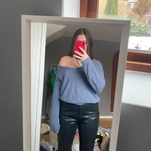 Nakd tröja - Mörkblå tröja från nakd. Använd men i nytt skick. Kan ha den som på bilden och på andra sätt