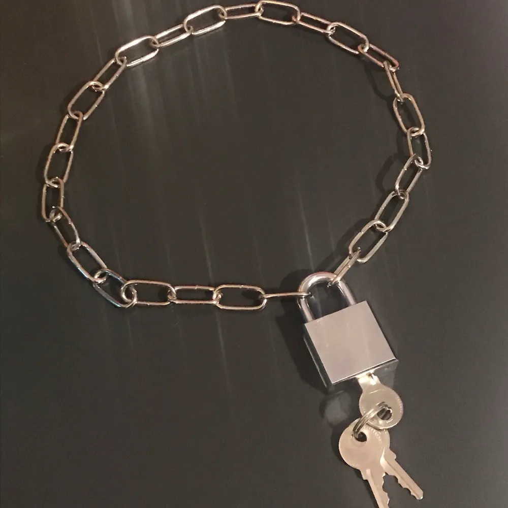 Ett nice ”eboy” klassiskt halsband, funkar till de flesta stilar though. Kedjan är 45 cm lång. Tre nycklar medföljer. Frakt 22 kr. Köp nu!!. Accessoarer.