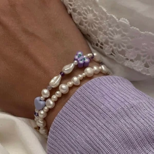 Armband - Kolla in min Instagram @aliceruthjewelry för mer! Gör det vita armbandet längst ner på beställning! 99kr styck och längd går att välja! Det är justerbart med en guldpläterad kedja till!🥰