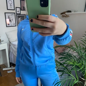 Fila tracksuit  - En jätte fin och skön dress från fila, storlek M i både jacka och byxor. Säljer för att brist på användning har använts väldigt få gånger. Säljer för 500 + frakt 