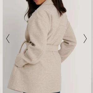 Beige jacka från NAKD  - Jättefin beige jacka från nakd i strl 36, aldrig använd då de var för stor för mig! Köpte den för 799kr, pris kan diskuteras