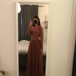 Jättefin mörkrosa balklänning💗 - Superfin balklänning som är från nelly, använd endast en gång✨ på första bilden är den fastsatt i midjan men den passar en M🥰 nypris var 900kr, frakt tillkommer✨