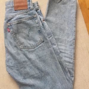 Levis 501  - Ett par klassiska ljusblå 501s, väldigt bra skick och måttligt använda. Inhandlades förra året men är för små för mig :) 