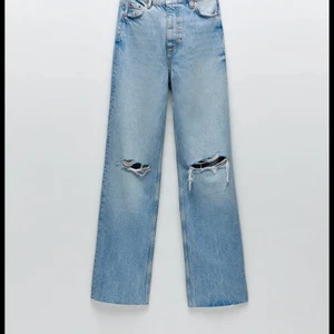 Zara jeans med hål - Säljer nu mina zara jeans då de inte längre passar. De är vidare vid bena och tightare vid rumpan på mig som brukar ha s/m. Är 90tals inspirerande och helt slutsålda på hemsidan. Kontakta för fler bilder😊