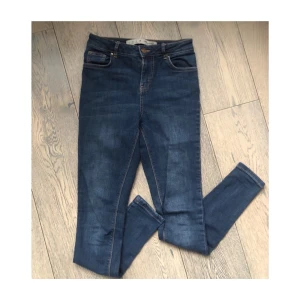 Jeans - Jeans i storlek 34, medelhög i midjan och i bra skick 