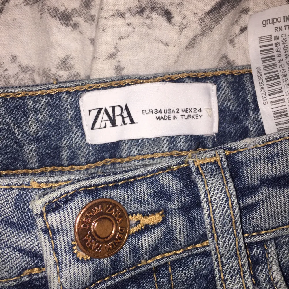 Helt oanvända felfria straght leg jeans från zara! Köptes någon gång i somras men har aldrig kommit till användning. Köptes för 500 och säljer för 300, pris kan diskuteras!!. Jeans & Byxor.