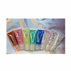 Läppglans - Säljer läppglans,läppoljor och läppskrubbar som även går att beställa på min Instagram by_butterflygloss! Fråga efter bild och info på oljor och skrubbar. Innehåller vitamin E olja, grapeseedoil och kokosolja för att mjukgöra läpparna. Jag har varit väldigt noggrann med hygienen vid produktionen av dessa: uppsatt hår, tvättade tuber, handskar och spritad yta etc! Läppglanset känns väldigt mjukt på läpparna. Alla luktar olika och finns i färgerna grön,blå, gul, rosa och genomskinlig, pearl(vit), koppar. De kostar 30kr st❤️ Säljer även läppoljor för 30kr st. Säljer även läppskrubbar som är ätbara och kostar 20kr st. Smakerna på läppglansen är hubba bubba, vanilj, citron, jordgubb & kiwi, kokos och mint. Gåva medföljer vid köp💕 Jag samfraktar gärna!