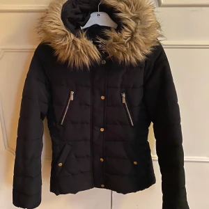 Jacka  - En jacka från h&m som aldrig kommer till användning, fint skick storlek 36! Tvättad en gång