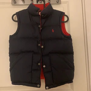 Ralph lauren väst - Säljer min väst som man både kan ha som röd och marinblå, pågrund av att den är för liten för mig och för att jag aldrig har användt den🥰 storlek xs och liten i storleken!