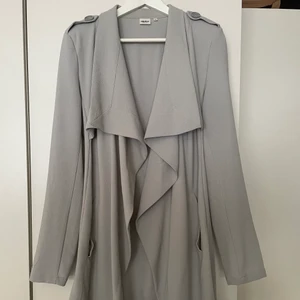 Object Grå Kappa - Skitsnygg vårkappa med härligt flow! Säljer pga använder inte. Nypris: 900kr 