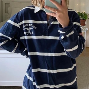 Supersnygg oversize tröja - Superfin oversize tröja från Hampton Republic! Står S i den då det är herrstorlek men hade passat allt från XS-XL beroende på vilken passform man vill ha 💓💓 jag på bilden är vanligtvis XS och är 158cm! 