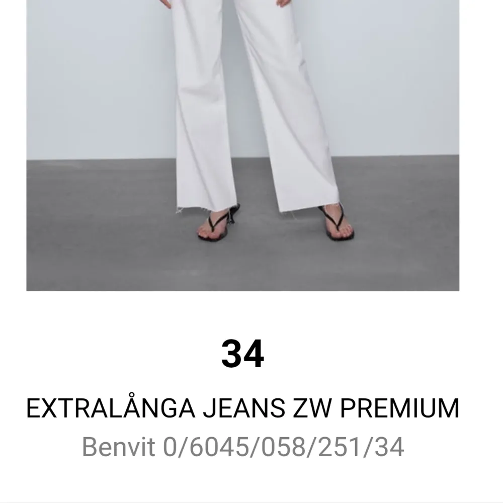 Vita, långa, och vida jeans från Zara i storlek 34. Resår i midjan bak, men syns inte. . Jeans & Byxor.