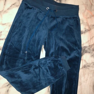 Sammets byxor - Joggingbyxor i sammet. Så mysiga. Från Cubus.