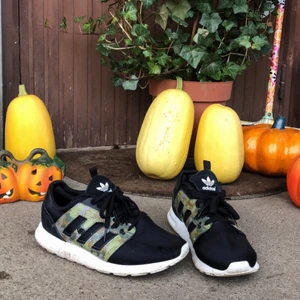 Adidas skor - I nyskick, testat dem en gång. Glömde torka av innan jag tog bild. Torkas av innan försäljning. 