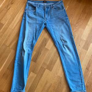 Lee jeans i 34/34 i nyskick, använda ett fåtal ggr. Nypris 999 kr. 