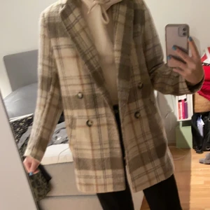 Vårkappa från hm - Säljer denna fina kappa då den inte kommit till användning. Från hm i strl 34, men passar även mig som har strl 36  