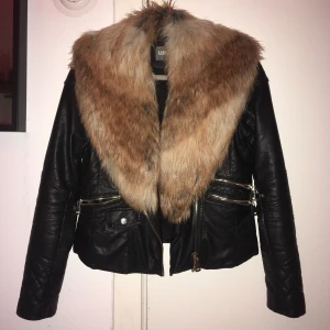 LIVELO SKINNJACKA - Supersnygg skinnjacka i äkta skinn från Livelo.  Kragen är avtagbar och är i fakepäls av hög kvalitet🥰 Använd flitigt men i felfritt skick. Nypris 499kr.