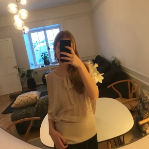 Virkad topp - Så fin och len virkad topp. Ljusrosa färg. Rosett där fram. Från Mango. Nyckick! Kan frakta och mötas upp!