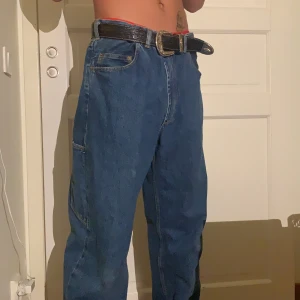 Vintage oversize jeans - Väldigt baggy thriftade jeans. Väldigt stora i midjan men passar bra i benen på modell som är 1,79. Vanliga blåa, använda två, tre gånger.