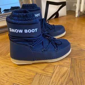 Såå fina moon boot liknande skor i marinblått. Så härliga att ha på sig och varma. Kommentera vid intresse. Buda med 10kr mellanrum. Högsta bud 414kr inklusive frakt.