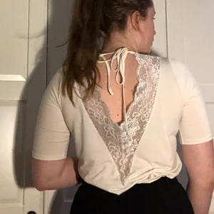 T-shirt med öppen rygg - Jättefin T-shirt med öppen rygg och spets. Använd endast 2-3 gånger. SAMFRAKTAR