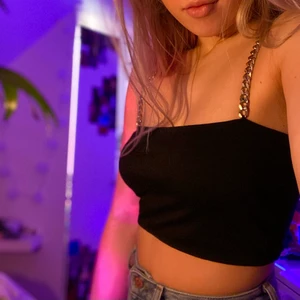 Linne med kjedjesnören - Ett asballt linne från Nelly. Sitter tyvärr lite stort på mig och kommer aldrig till användning