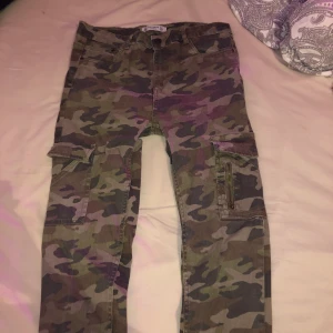 Cargobyxor ✨ - Sköna och snygga cargobyxor från pull & bear✨