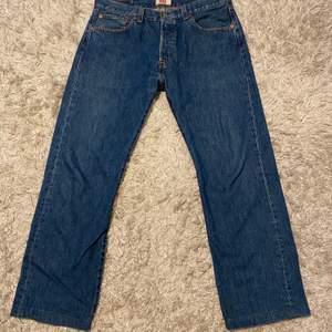 Levis jeans i mycket bra skick, använda fåtal gånger och säljer eftersom dem är för små för mig. Skick:9/10 inga flaws. 34 i midjan 32 i längd