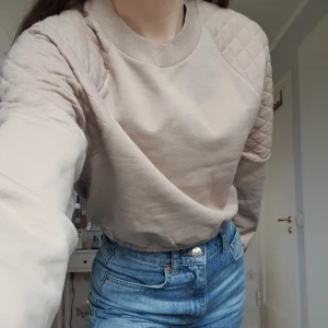 Tröja från gina tricot - En lite croppad beige tröja från Gina tricot! Superskönt material och fin passform. Jag har bara använt den 1 gång så den är i nyskick🥰 