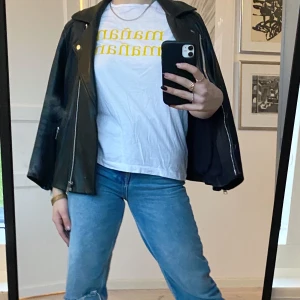 Mañana Mañana T-shirt - En supersöt somrig T-Shirt från H&M med gult tryck i sammet! Superbra skick o knappt använd 