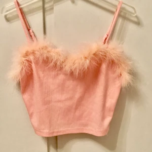 rosa topp💕 - en jättefin rosa topp med ”fjädrar” på💕 kommer ej till användning och är köpt på Zaful✨ fjädrarna sitter löst på framsidan (bild 3) men köpte den så💕 pris + frakt blir 90kr om fler är intresserade blir det budgivning i kommentarerna💕