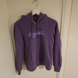 Champion huvtröja - En lila huvtröja trån Champion. 