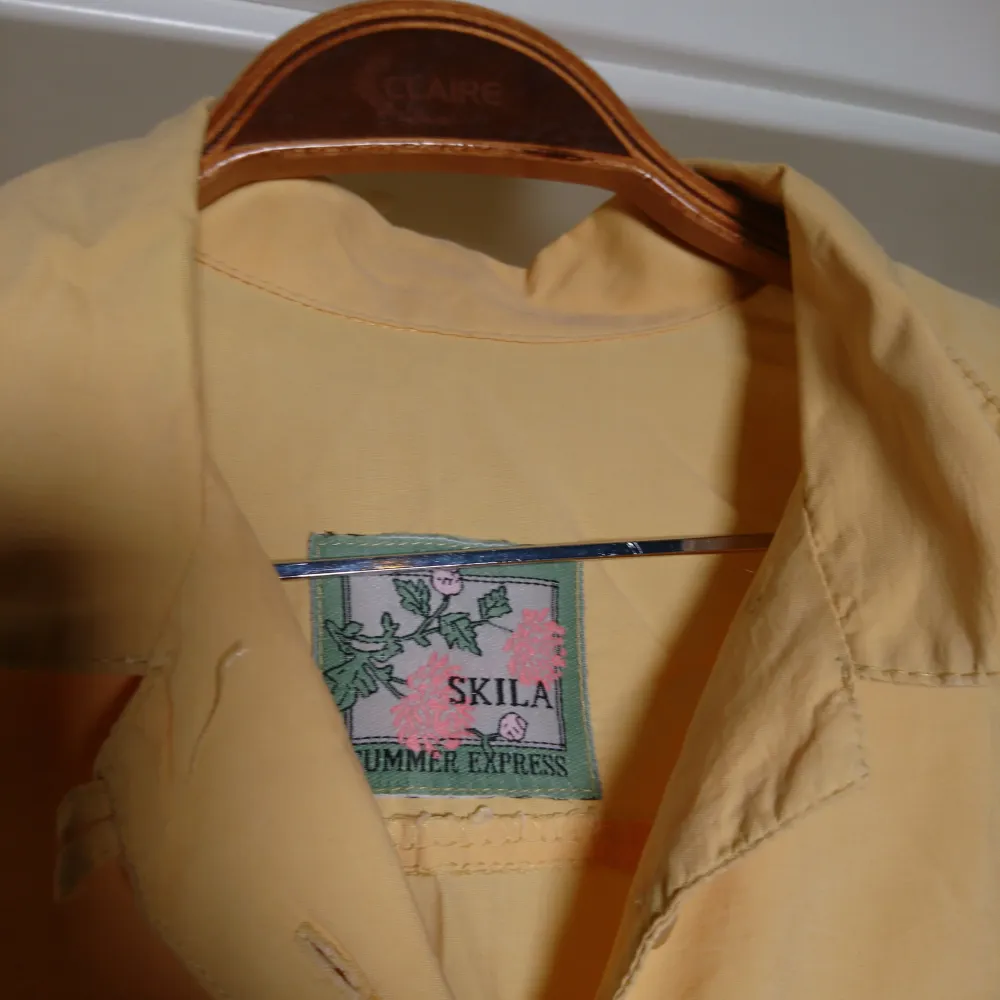 Kortärmad vintageskjorta i fin gul färg! Inte i nyskick men hel och fin. Ingen storleksmärkning men bedömmer den som en L🌼. Skjortor.
